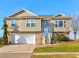 1603 Jenna Dr, Davenport, IA 52804