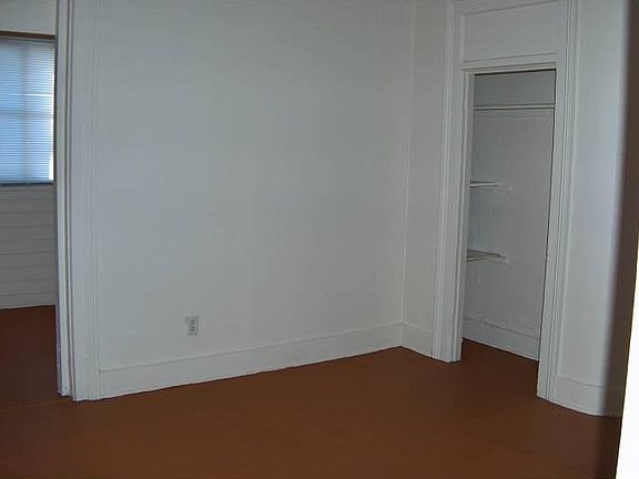 4th image of 216 Tinkler St