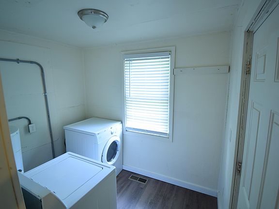 4th image of 904A Vandalia St