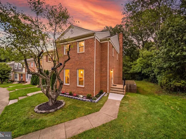 9735 Lakepointe Dr, Burke, VA 22015