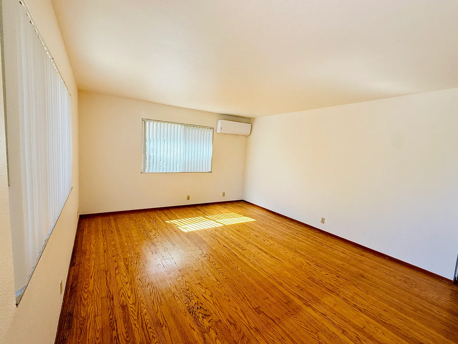 2 bed, 1100 sqft, $2,600 — Photo 4
