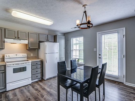 5th image of 93 Old Tavern Cir