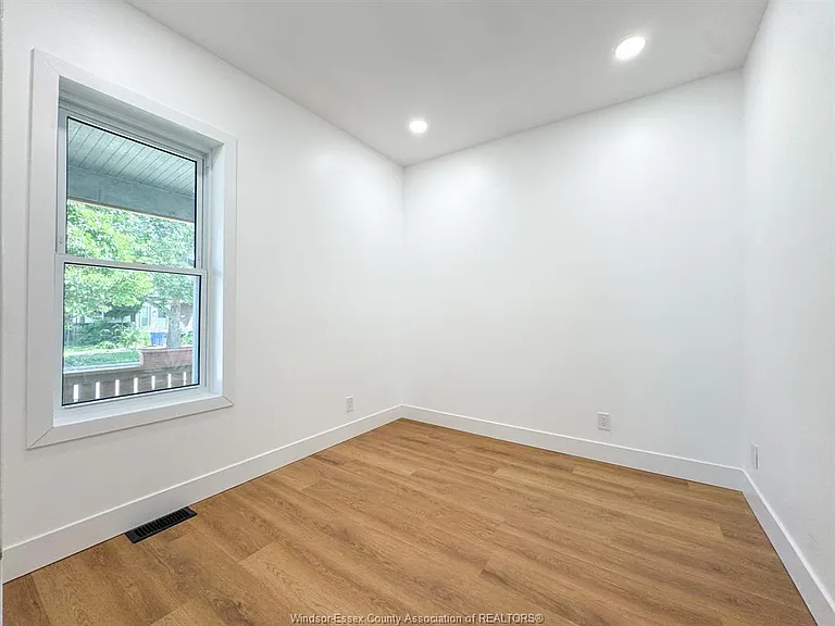 651 Brock St — Photo 11