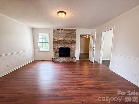 3rd image of 814 Charles Rd