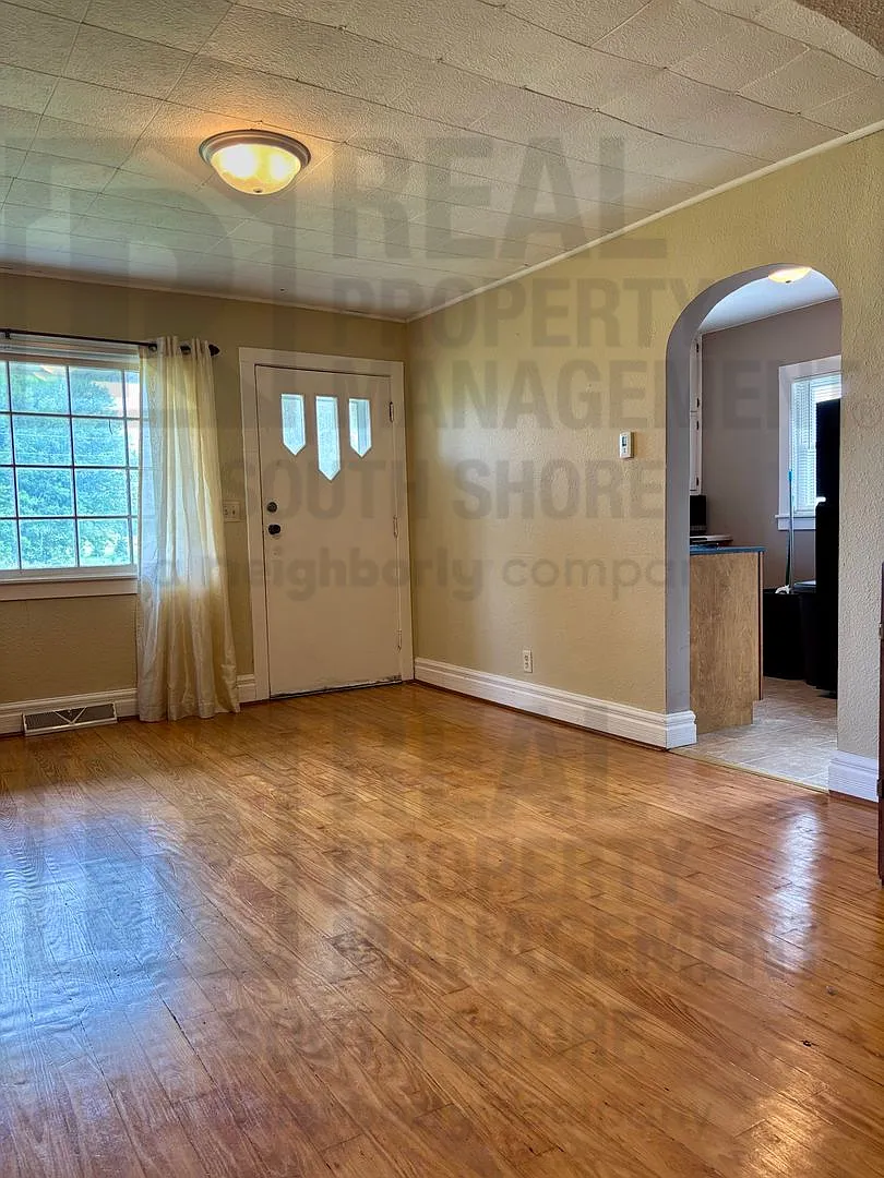Spacious 3Bed/1.5Bath Close to Valparaiso — Photo 2