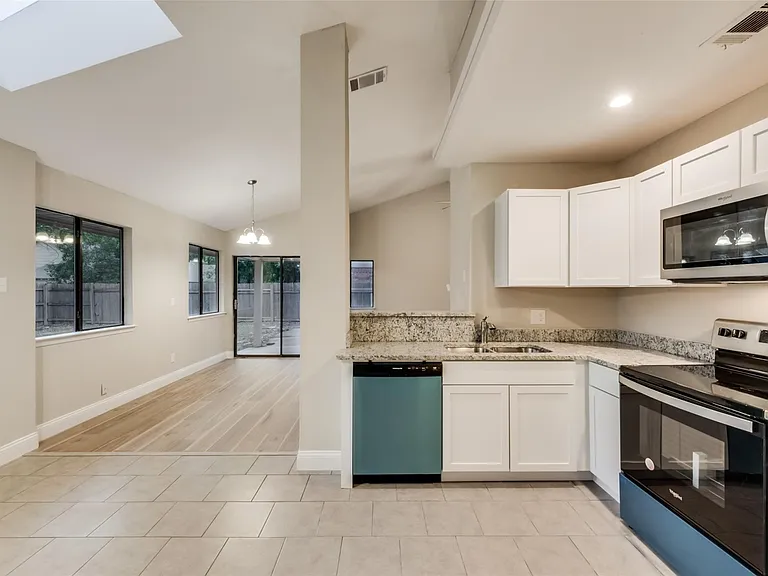 3301 Cliffview Dr — Photo 4