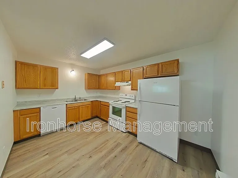 809 W Villard St #44 — Photo 6