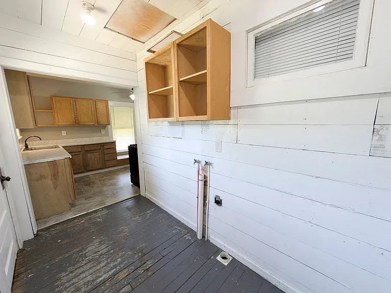 1102 Dallas St — Photo 6