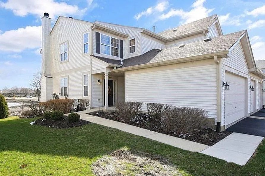 868 Genesee Dr — Photo 2