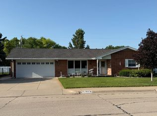 914 Cedarberry Rd, North Platte, NE 69101