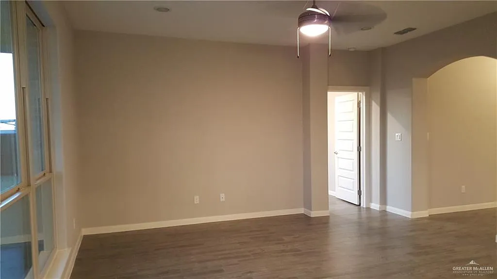 3 bed, 2.0 bath, 1824 sqft, $2,000 — Photo 3