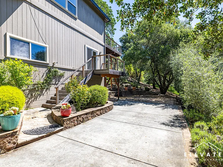 9400 Chalk Hill Rd — Photo 50