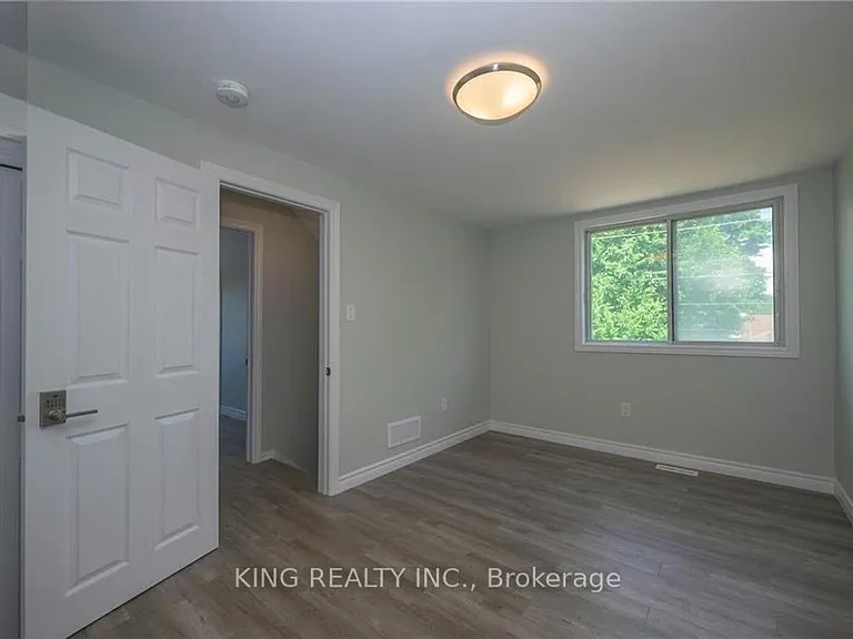 1224 Oxford St E — Photo 17