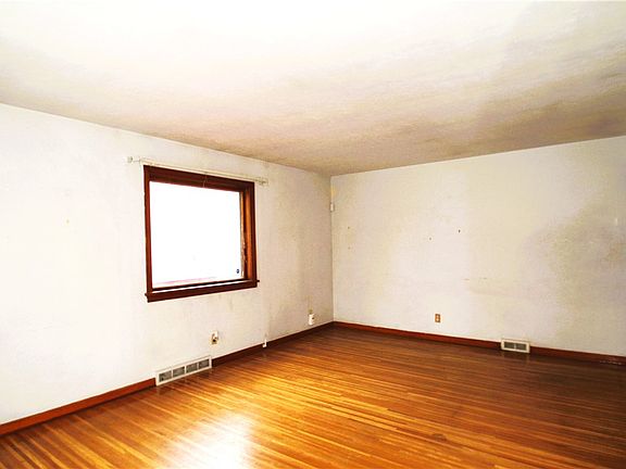 3rd image of 381 McNaughton St