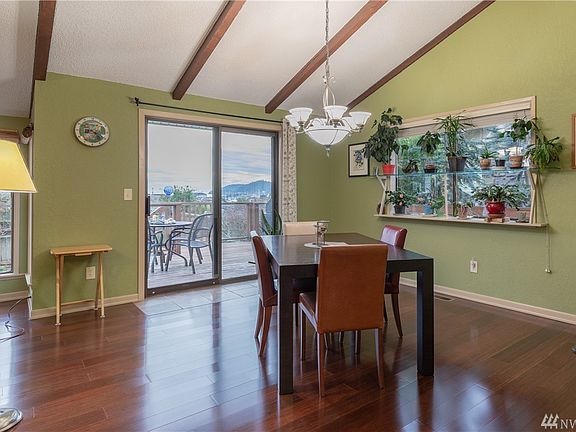 Dinner is a pleasure enjoying Skyline Marina views. Bright, light and located near the outdoor dining opportunities.