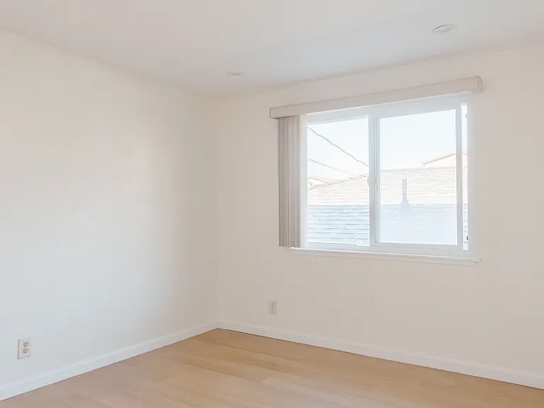 2000 Miramar Ave — Photo 16