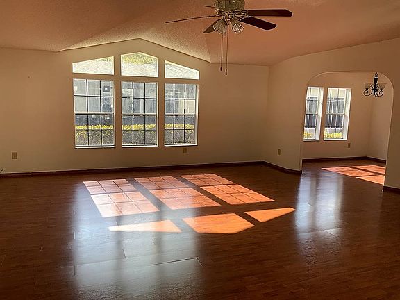 3rd image of 4 Cypress Grove Ln