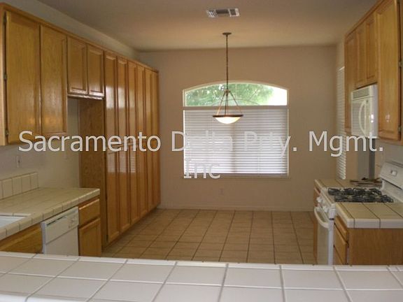 3rd image of 1821 Magenta Dr