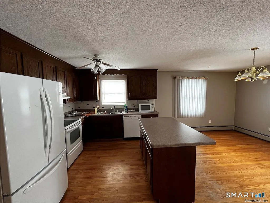 3 bed, 1.0 bath, 1300 sqft, $1,800 — Photo 3