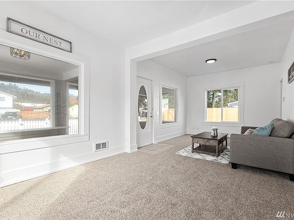 4th image of 136 Seattle Blvd S