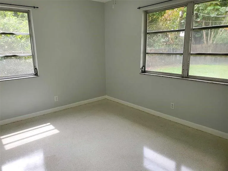 626 Gardenia Ln — Photo 7