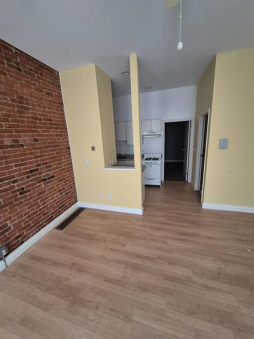 Unit Photo - 160 Park St