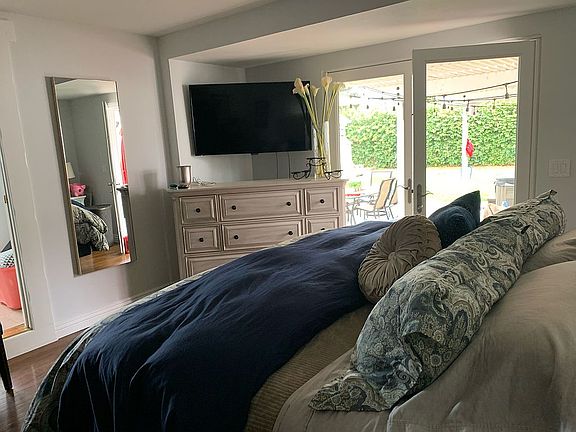 Back bedroom w/walkout