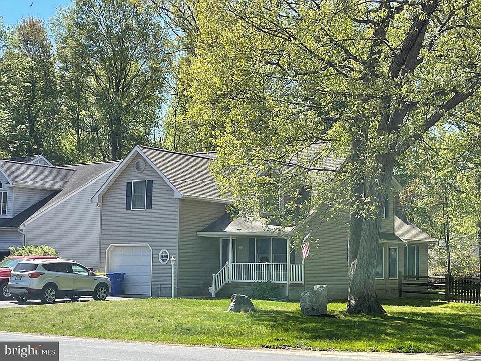 2nd image of 221 Larch Pl