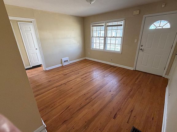 4th image of 501 S College Ave