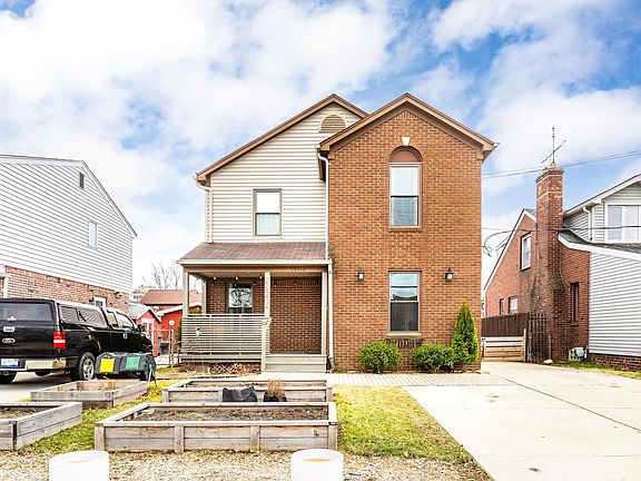 4th image of 22440 Lange St