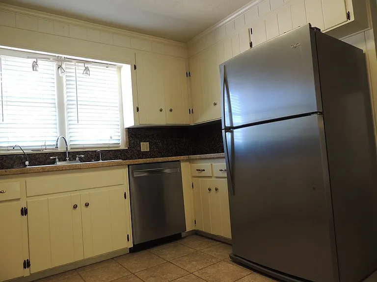 1305 Lawson Ave — Photo 9