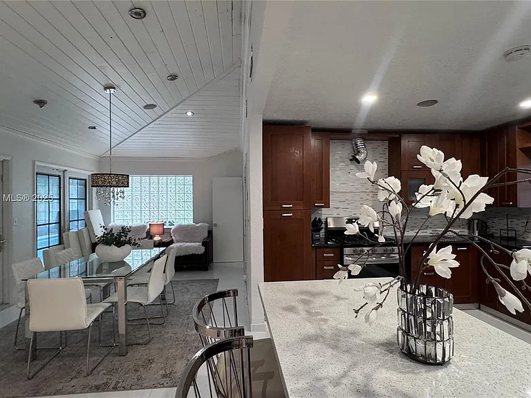 1332 Van Buren St — Photo 7