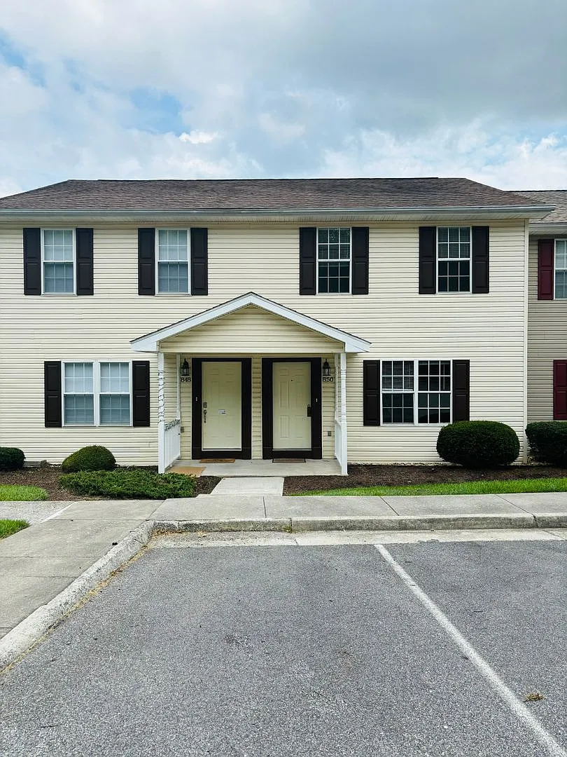 4 Bedroom 3 Bath with Den Townhouse — Photo 3