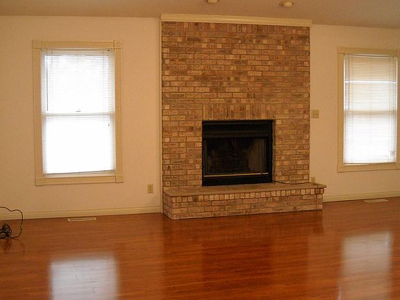 2nd image of 803 Cottonwood Ln