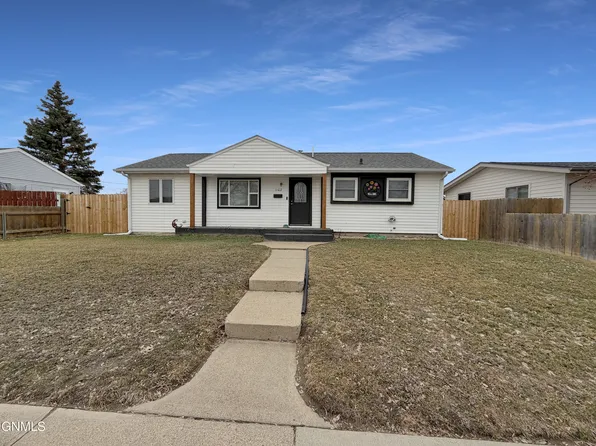 1102 17th St W, Williston, ND 58801