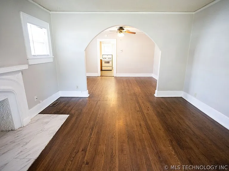1147 S Florence Ave — Photo 12