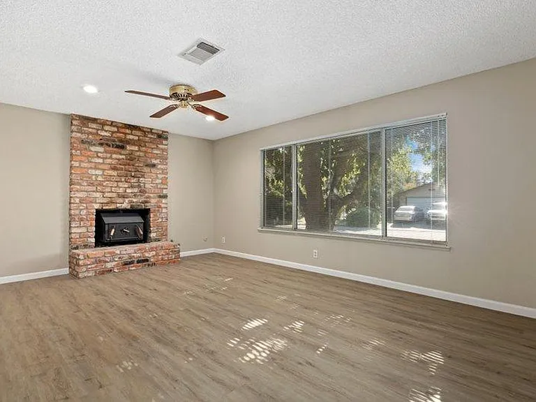 1620 Monarch Ln — Photo 2