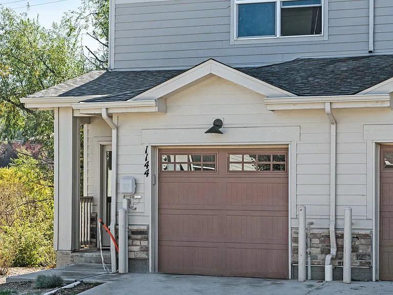 1144 Oak Cir — Photo 2