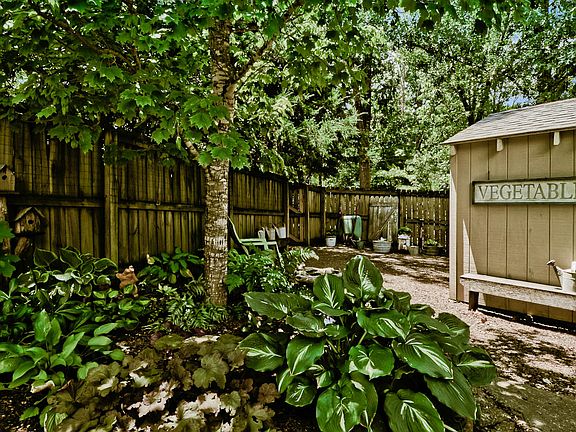 5th image of 18 Reighton Cir