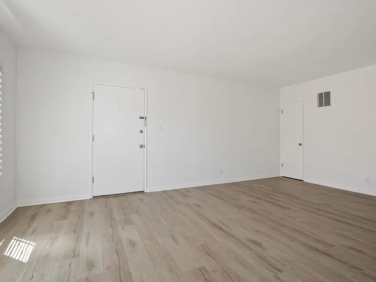 943 6th Street in Santa Monica - North of Wilshire and only 6 blocks to the beach! — Photo 8