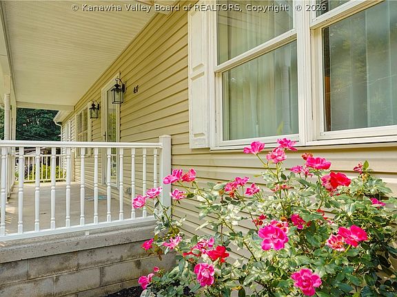 4th image of 437 Thorofare Rd