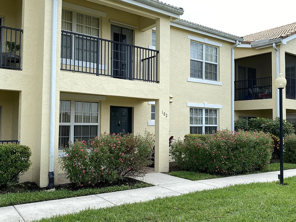 158 SW Peacock Blvd #102