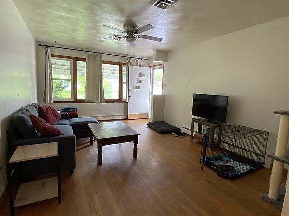 4th image of 1304 W Maple St