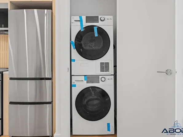 558 Sackett Street image 12 of 20