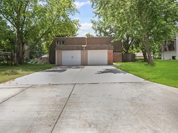 3729 Brush Creek Dr N, Lawrence, KS 66047