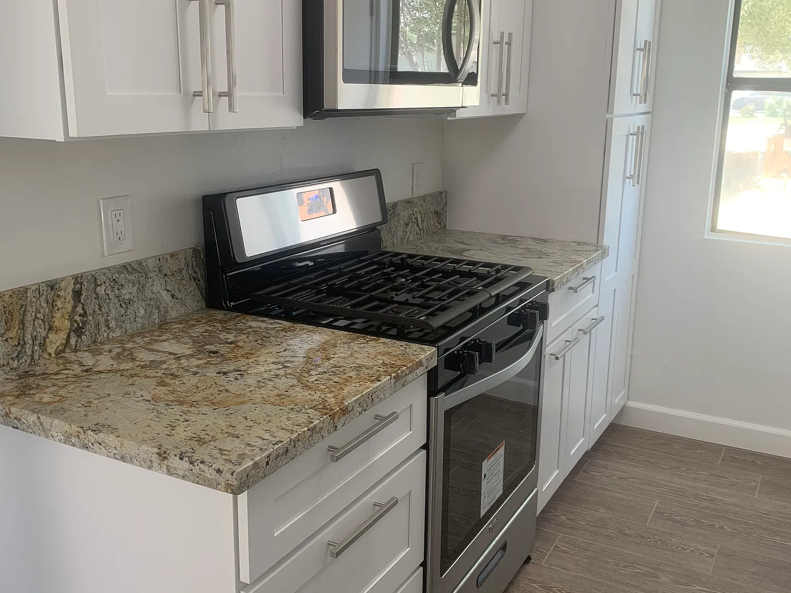 2 bed, 1000 sqft, $1,895 — Photo 2