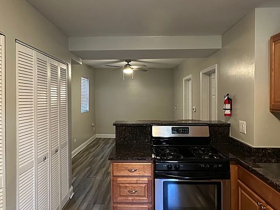 3rd image of 1523 W Walton St #1R
