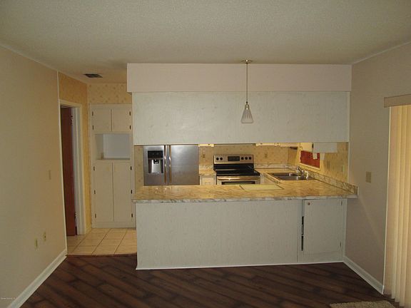 5th image of 333 Emerald Pl W #0