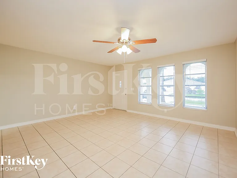 3752 SW Santa Barbara Pl — Photo 4