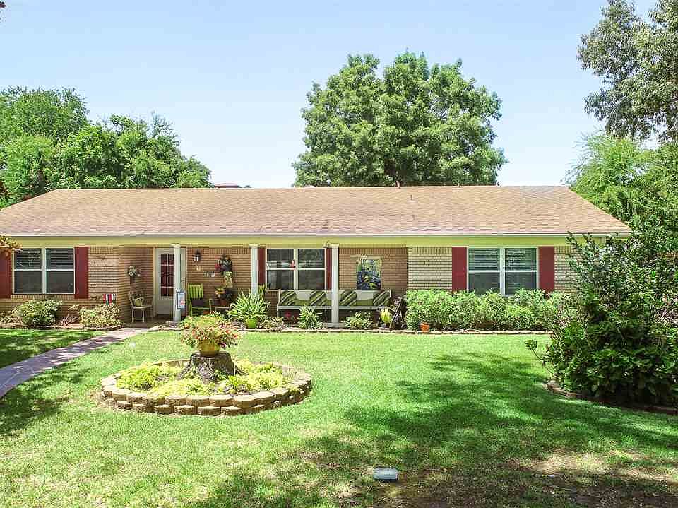 1st image of 905 Oakwood Dr